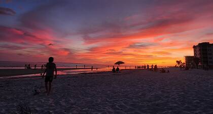 Spacious 4 bedroom Fort Myers house , Pool, great for Families, Sports or Golf!