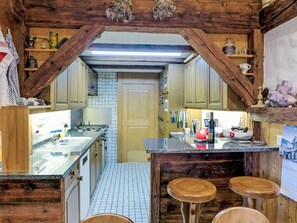 Fridge, oven, dishwasher, cookware/dishes/utensils