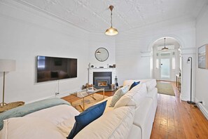 Télévision, cheminée, espaces bureaux