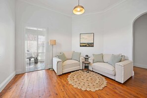 Télévision, cheminée, espaces bureaux