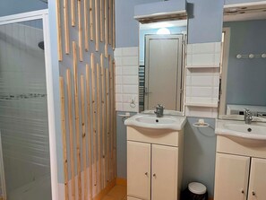 Shower, hair dryer, toilet paper - L'Abri Châtelaillonnais, sleeps 7, close to the beach and market. (Châtelaillon-Plage)