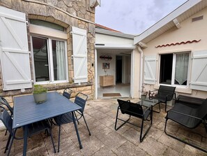 Outdoor dining - L'Abri Châtelaillonnais, sleeps 7, close to the beach and market. (Châtelaillon-Plage)