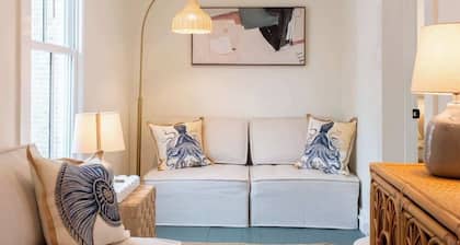 Elegant 2-Bedroom Retreat in Historic Saint Michaels – Walk to Dining & Shops
