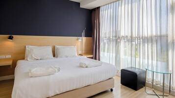 Habitación estándar doble, no fumadores, vistas al canal | Escritorio y espacio para trabajar con un portátil