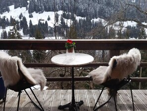 Chalet | Balcony - Chalet in Rougemont Near Ski Slopes (Rougemont)