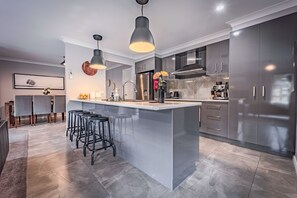 Mikrobølgeovn, ovn, kokeplater og oppvaskmaskin