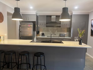 Micro-ondes, four, plaque de cuisson, lave-vaisselle