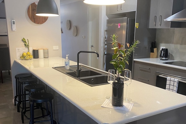 Microondas, horno, parrilla de estufa y lavavajillas