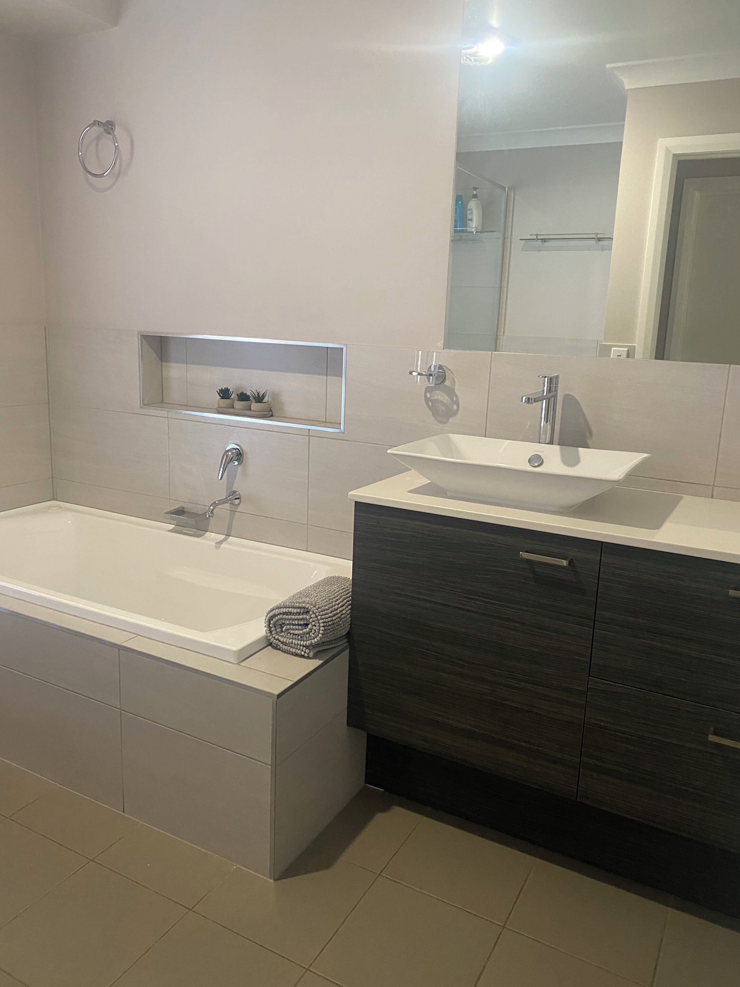 Regadera, secadora de cabello, toallas, jabón 