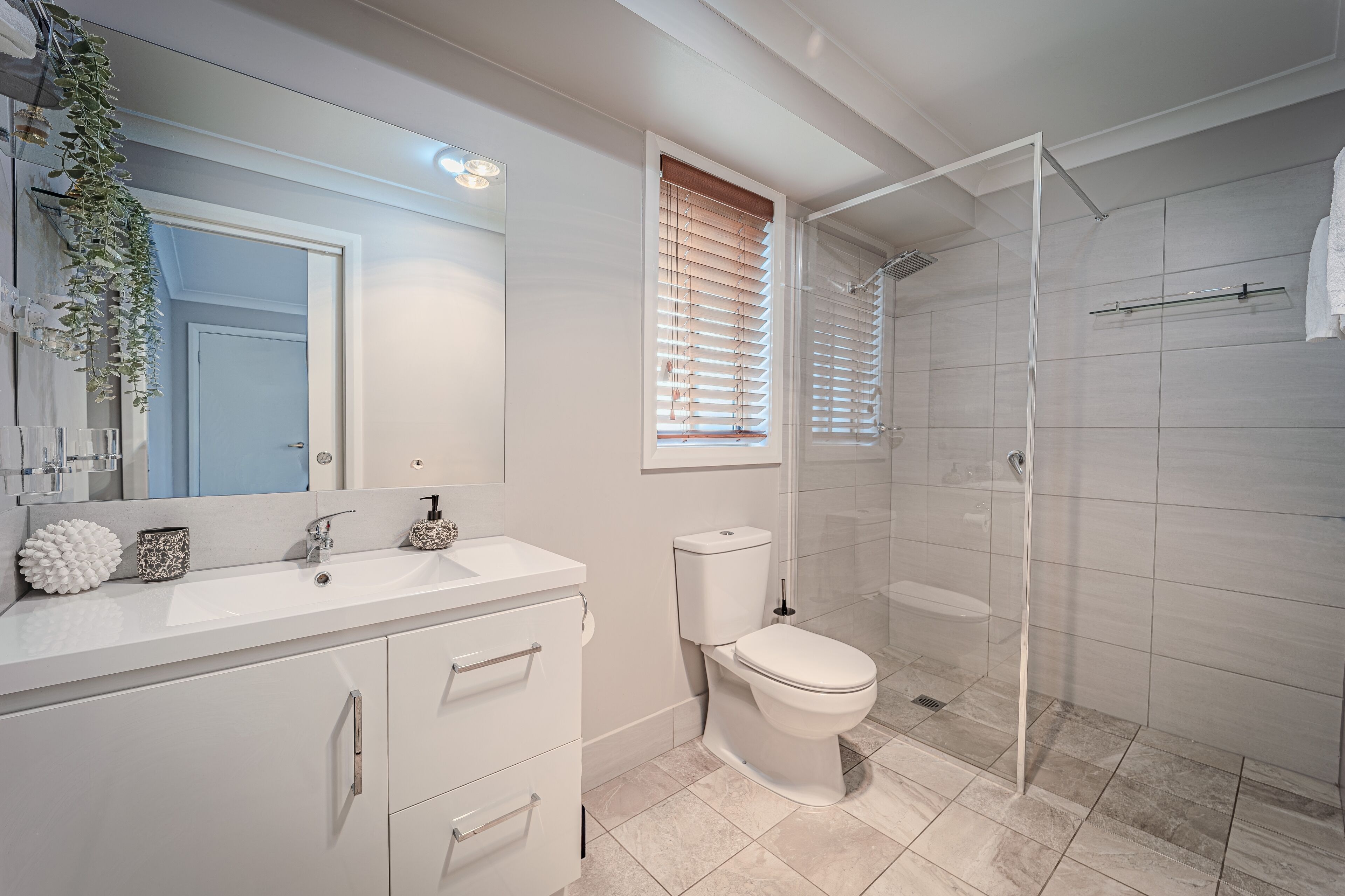 Chuveiro, secador de cabelo, toalhas de banho, sabonete