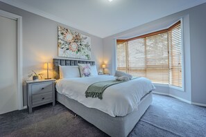 4 bedrooms, iron/ironing board, WiFi, bed sheets