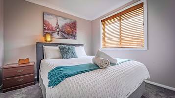 4 bedrooms, iron/ironing board, WiFi, bed sheets