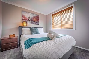 4 habitaciones, tabla de planchar con plancha, wifi y ropa de cama 