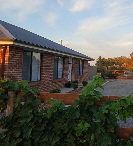 Romantic country getaway nestled amongst the vines of the sunny SA riverland.

