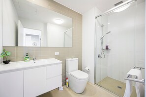 Douche, sĂšche-cheveux, serviettes fournies, shampoing