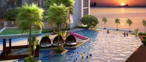 Una piscina al aire libre