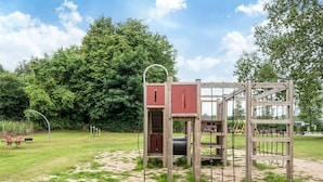 Ein Spielplatz mit Klettergerüst und Schaukeln.