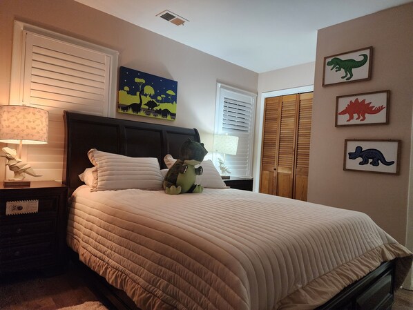 4 bedrooms, iron/ironing board, free WiFi, bed sheets