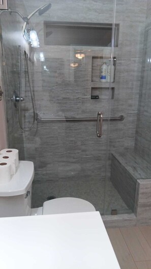 Suihku, hiustenkuivaaja, pyyhkeet, saippua