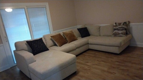 Smart TV, fireplace - Quietness of home and everything close to it (Matthews)