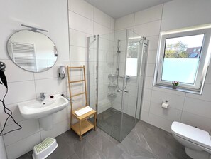 Douche, sèche-cheveux, serviettes fournies, savon