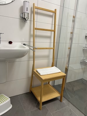 Een douche, een haardroger, handdoeken, zeep