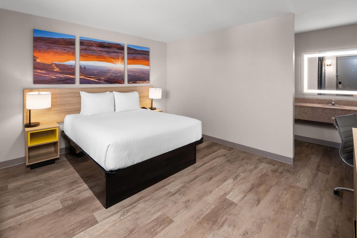 Rom, 1 queensize-seng, ikke-røyk | Skrivebord, skrivebord for bærbar PC, wi-fi (inkludert) og sengetøy