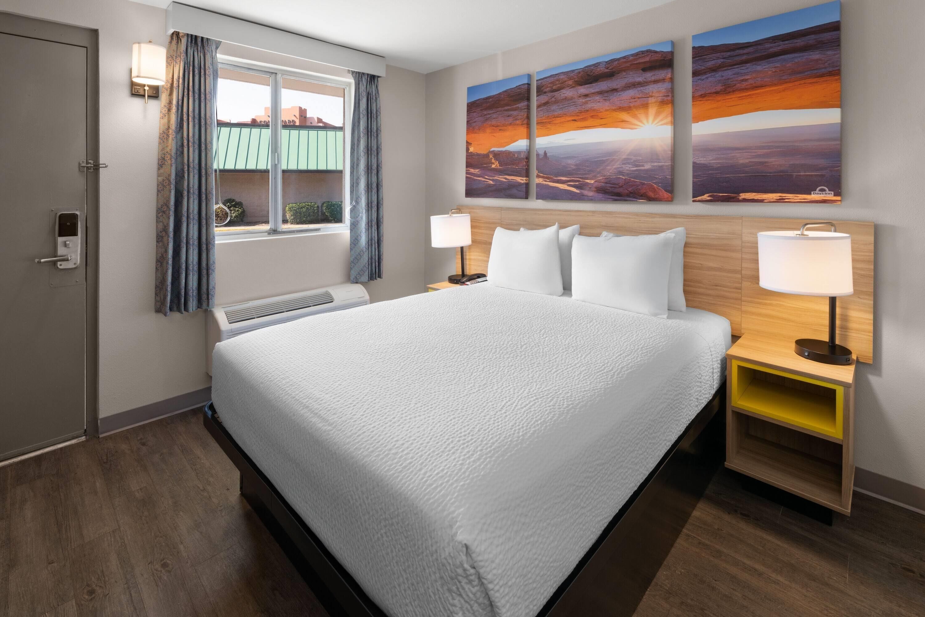 Værelse - 1 queensize-seng - tilpasset personer med nedsat mobilitet (Bathtub w/ Grab Bars) | Skrivebord, arbejdsområde til bærbare computere, gratis Wi-Fi, sengetøj