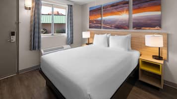 Værelse - 1 queensize-seng - tilpasset personer med nedsat mobilitet (Bathtub w/ Grab Bars) | Skrivebord, arbejdsområde til bærbare computere, gratis Wi-Fi, sengetøj