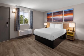 Room, 1 Queen Bed, Non Smoking | Desk, laptop workspace, free WiFi, bed sheets - Days Inn by Wyndham Farmington NM (Farmington)