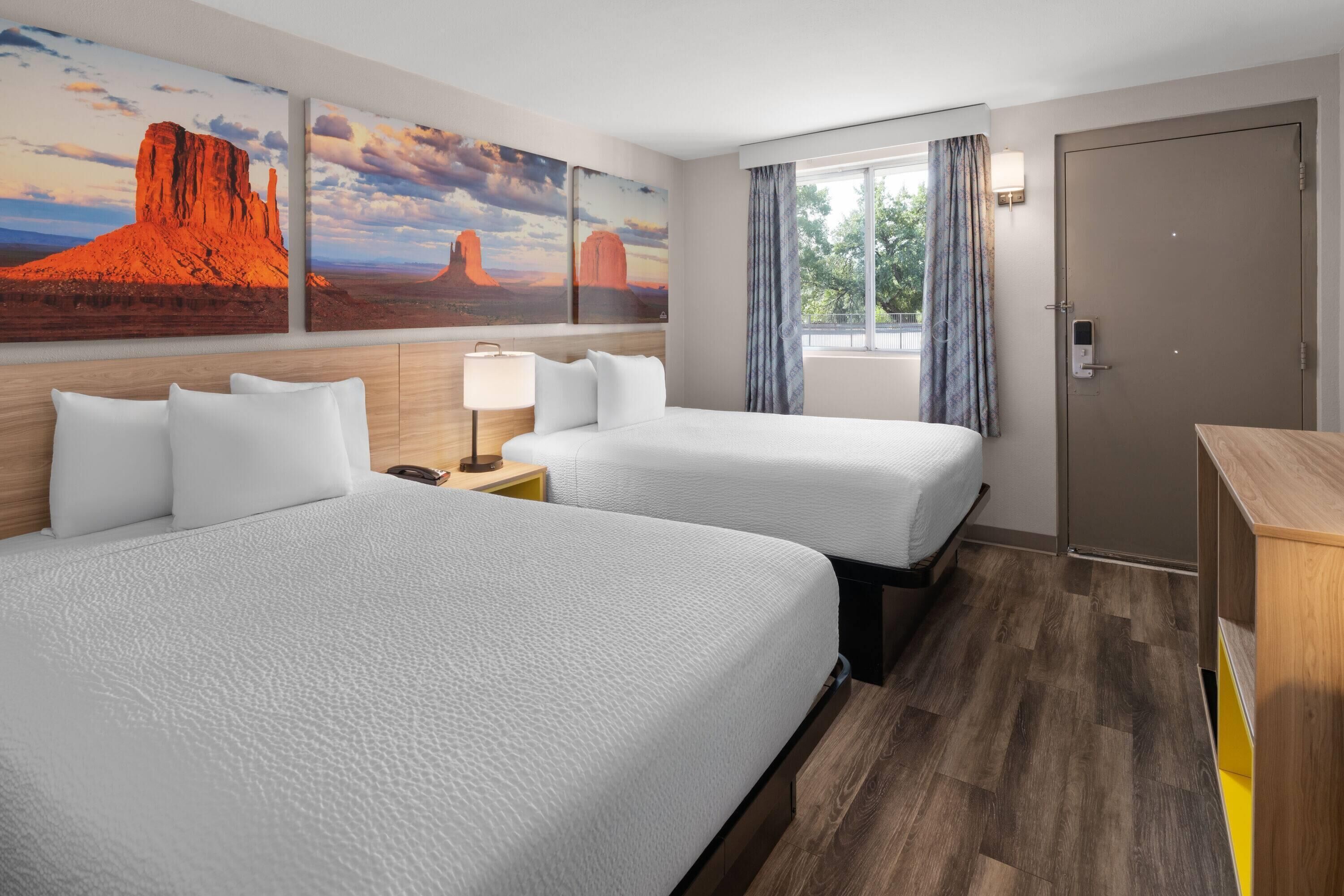 ルーム ダブルベッド 2 台 車いす対応 禁煙 (Roll-in Shower) | デスク、ノートパソコン用作業スペース、WiFi (無料)、ベッドシーツ