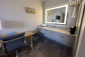 Chambre, 1 grand lit, non-fumeurs | Salle de bain | Articles de toilette gratuits, sĂšche-cheveux, serviettes fournies, savon