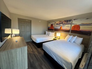 Rom, 2 dobbeltsenger, tilpasset bevegelseshemmede, ikke-røyk (Roll-in Shower) | Skrivebord, skrivebord for bærbar PC, wi-fi (inkludert) og sengetøy