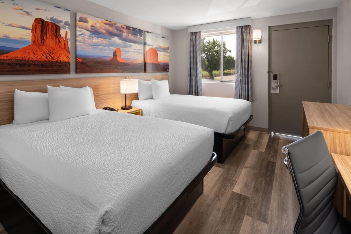 Rom, 2 dobbeltsenger, tilpasset bevegelseshemmede, ikke-røyk (Bathtub w/ Grab Bars) | Skrivebord, skrivebord for bærbar PC, wi-fi (inkludert) og sengetøy