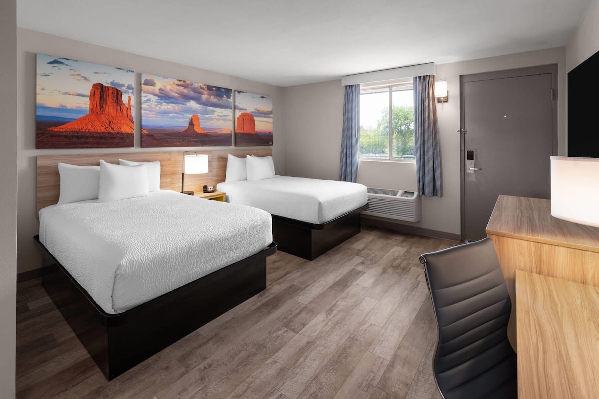 Rom, 2 dobbeltsenger, ikke-røyk | Skrivebord, skrivebord for bærbar PC, wi-fi (inkludert) og sengetøy