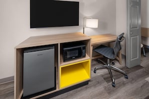 Rom, 2 dobbeltsenger, tilpasset bevegelseshemmede, ikke-røyk (Bathtub w/ Grab Bars) | Skrivebord, skrivebord for bærbar PC, wi-fi (inkludert) og sengetøy