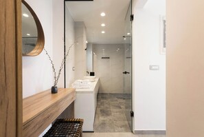 Design Studio Suite, Garden View | Bathroom | Shower, rainfall showerhead, free toiletries, hair dryer - Hermes & Dione (Chania)