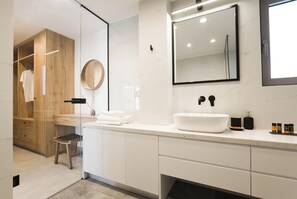 Design Studio Suite, Garden View | Bathroom | Shower, rainfall showerhead, free toiletries, hair dryer - Hermes & Dione (Chania)