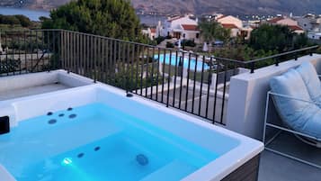 Superior Penthouse, Sea View | Private spa tub