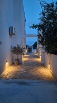 Fachada de la propiedad por la tarde o noche