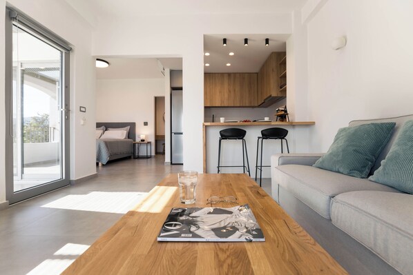 Studiosvit Design - utsikt mot trädgården | Vardagsrum | Leksaker
