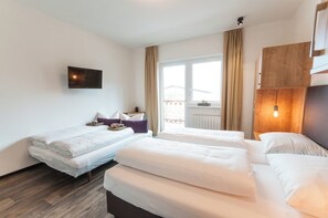 Quadruple Room | Desk, free WiFi, bed sheets - Pension Max (Zell am See)