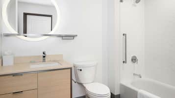 Un baño moderno con inodoro, lavamanos y bañera.