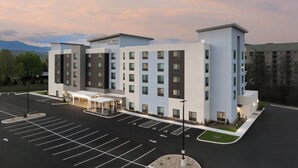 Un hôtel moderne doté d’une cour intérieure, de plusieurs étages et d’un parking.