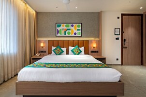 Deluxe Room | Individually furnished, desk, blackout drapes, iron/ironing board