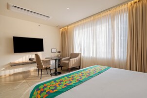 Muebles diferentes, escritorio y cortinas blackout 