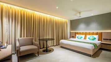 Kamar Premium | Dilengkapi dengan perabotan berbeda-beda dan meja kerja