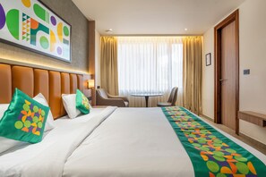 Habitación estándar | Muebles diferentes, escritorio y cortinas blackout 