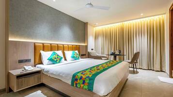 Standard Room | Dilengkapkan perabot secara berasingan, meja, langsir/tirai gelap terus