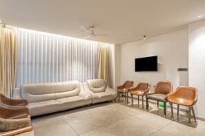 Lobby sitting area - Treebo Premium Lalitha, RK Beach (Visakhapatnam)